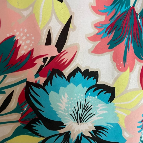 Relaxed plus size floral print lightest top - Picture 6 of 9